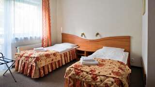 Отель Hotel Kama Park Серакув Двухместный номер с 1 кроватью или 2 отдельными кроватями и балконом-2
