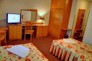 Отель Hotel Kama Park Серакув Двухместный номер с 1 кроватью или 2 отдельными кроватями и балконом-8